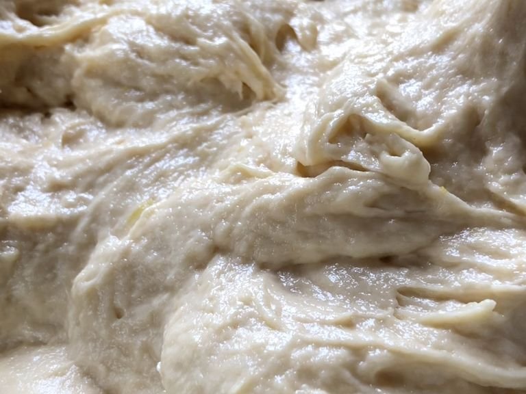 Once mixed, add the already activated yeast and mix again for about 3 minutes. It should look like this. Once this texture is achieved, let the dough rise for at least 15 minutes covered with a dish towel.