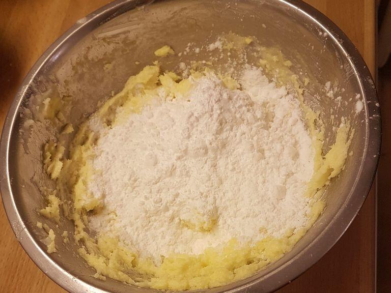 Add the starch and mix well until it forms a cream