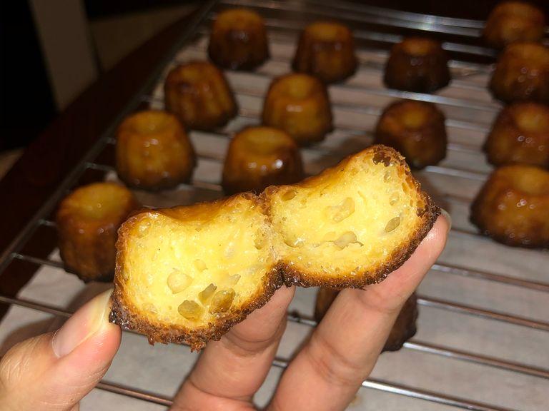 quickly demold them onto a cooling rack, let cool for 2h at room temperature and then enjoy the delicious treat, custardy inside and crispy outside