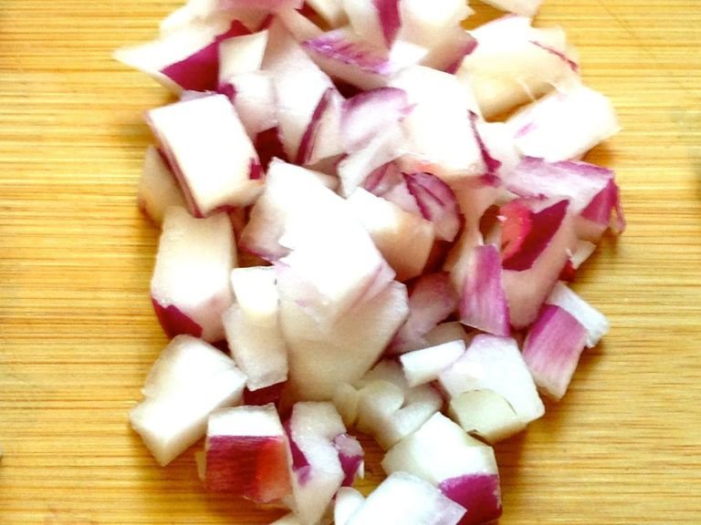 Chop the onion into medium-sized pieces.