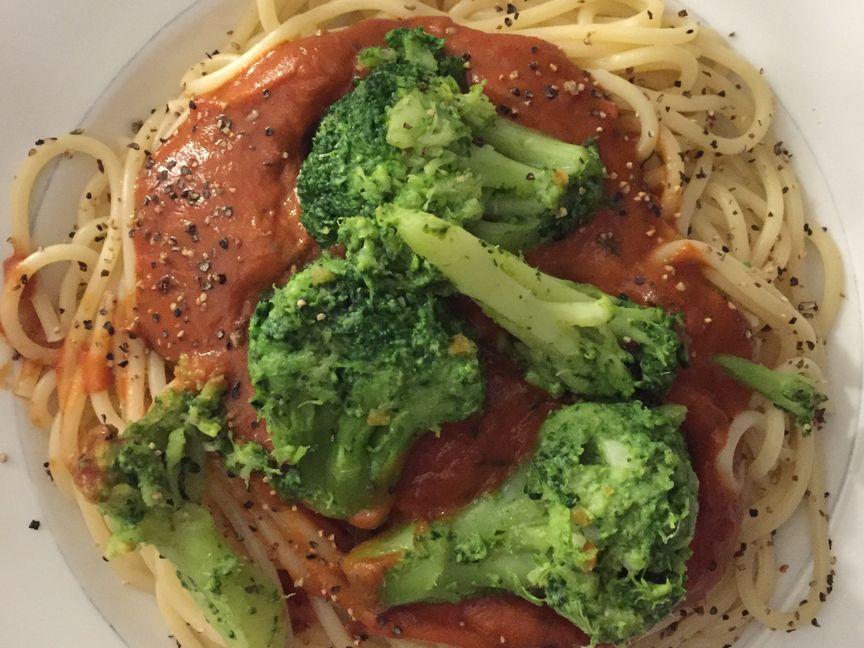 Spaghetti mit Tomatensoße und Brokkoli