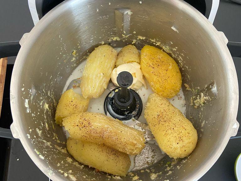 Die restlichen Kartoffeln mit der Butter, der Mild und den Gewürzen in den Cookit mit dem Universalmesser geben. Falls hier, noch vereinzelt, Reste der Gemüsemischung vorhanden sind, ist dies nicht weiter schlimm.