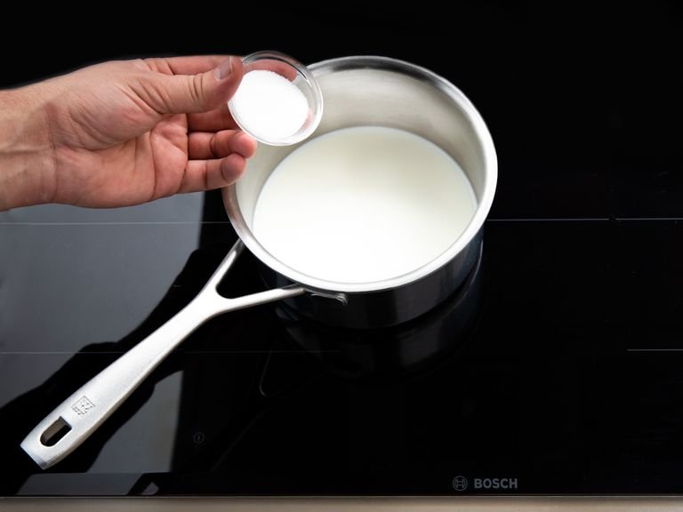 Milch in einem Topf bei kleiner Hitze erwärmen, bis sie lauwarm ist. Frische Hefe hineinbröseln und einen Teil des Zuckers dazugeben. Hefe und Zucker für ca. 3 Min. unter ständigem Rühren in der lauwarmen Milch auflösen.