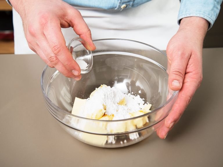 Backofen auf 160°C vorheizen. Butter in kleine Würfel schneiden und mit dem Puderzucker, Ahornsirup, Salz und Vanilleextrakt mit einer Küchenmaschine mit Flachrührer zu einem weichen Teig verrühren. Mehl nach und nach hinzugeben.