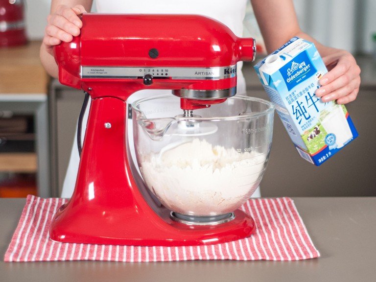 Mehl, Salz und Pflanzenöl in eine Küchenmaschine geben. Langsam Milch hinzugießen und zu einem Teig verarbeiten. Mit den Händen zu einem weichen, elastischen Teig kneten. Mit Frischhaltefolie umwickeln und im Kühlschrank ca. 30 – 40 Min. ruhen lassen.