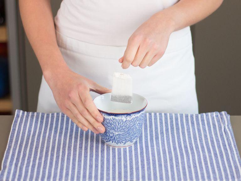 Vanillesirup in die Teetasse geben. Mit heißer Milch aufgießen, gut verrühren und Teebeutel darin ca. 1 – 2 Min. ziehen lassen.