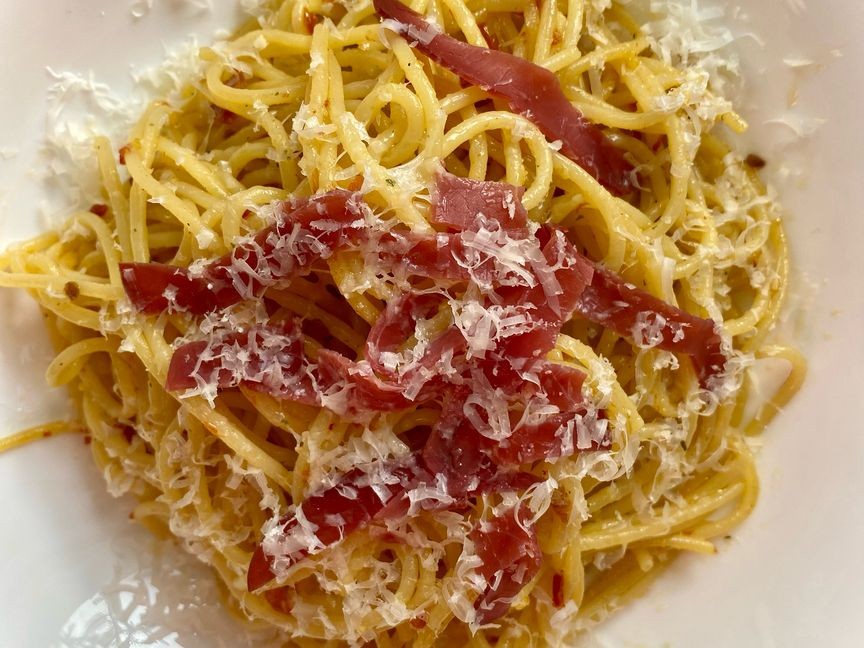 Spaghetti aglio e olio with a twist