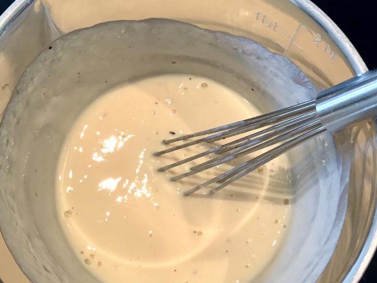 Für den Guss Joghurt, Eier und das Mehl glatt rühren (nach Belieben mit Salz und Pfeffer verfeinern). Den Guss mit der  Spinatmasse vermischen.