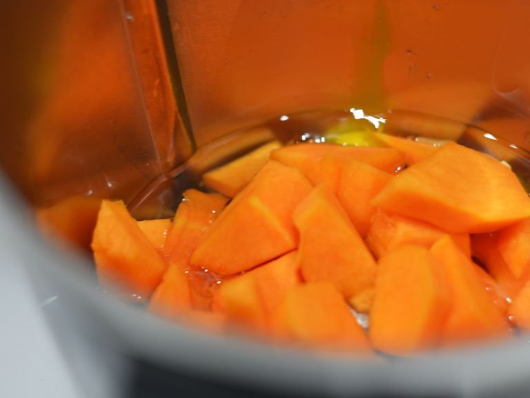 In a blender, mix the eggs, sugar, oil and pumpkin cubes. Grind well until liquid.
