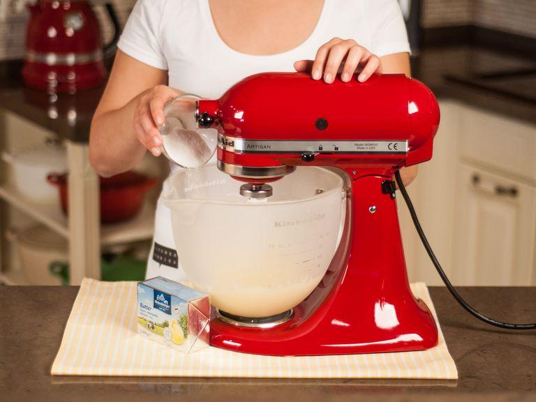 Backofen auf 170°C vorheizen. Butter und Hälfte des Vanillezuckers mit Küchenmaschine oder Handrührgerät solange aufschlagen, bis die Mischung blass und fluffig ist.