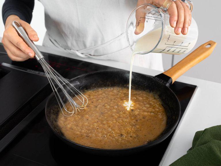Pflanzenöl in einer gusseisernen Pfanne erhitzen. Die Fleischbällchen darin anbraten, bis sie rundum gebräunt sind. Fleischbällchen herausnehmen, aber den Bratensatz in der Pfanne lassen. Butter und Mehl in die Pfanne geben und mit Kalbsfond ablöschen. Sahne dazugeben, die Mischung aufkochen lassen und anschließend einkochen.