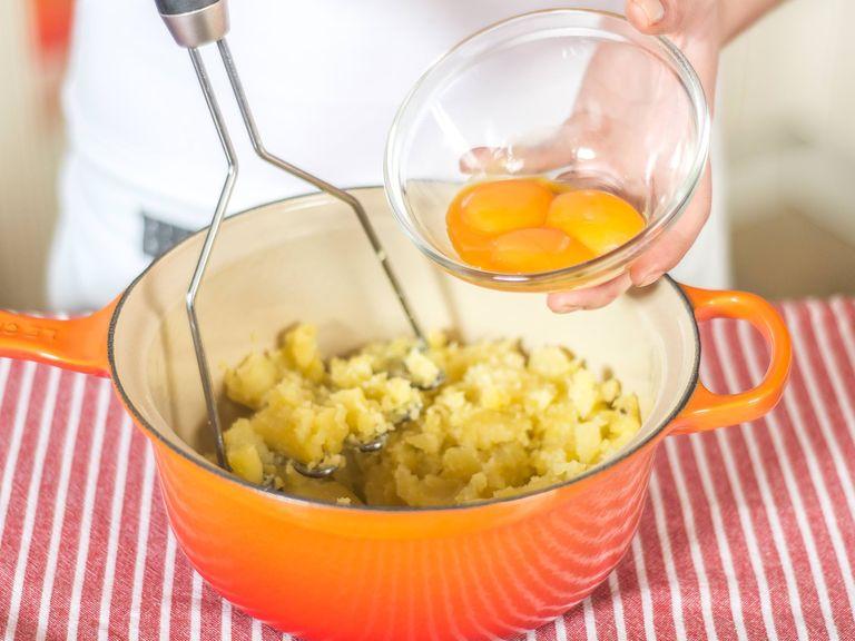 Mash potatoes with a potato masher. Add egg yolks, nutmeg, salt, and pepper and continue to mash until ingredients are well-incorporated.