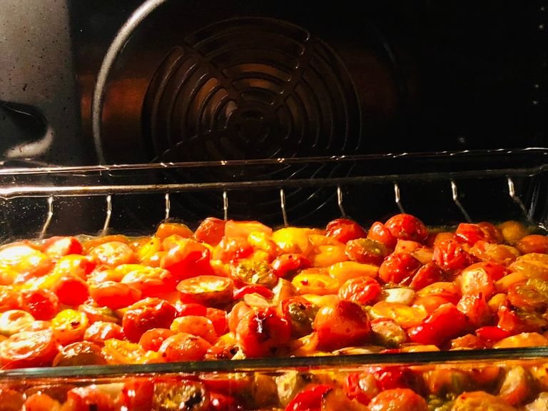 Place the oven dish with the tomato-garlic mix in the middle of the preheated oven and set the timer to 30 minutes.