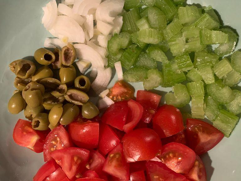 Cut the onion, tomatoes, celery and olives.