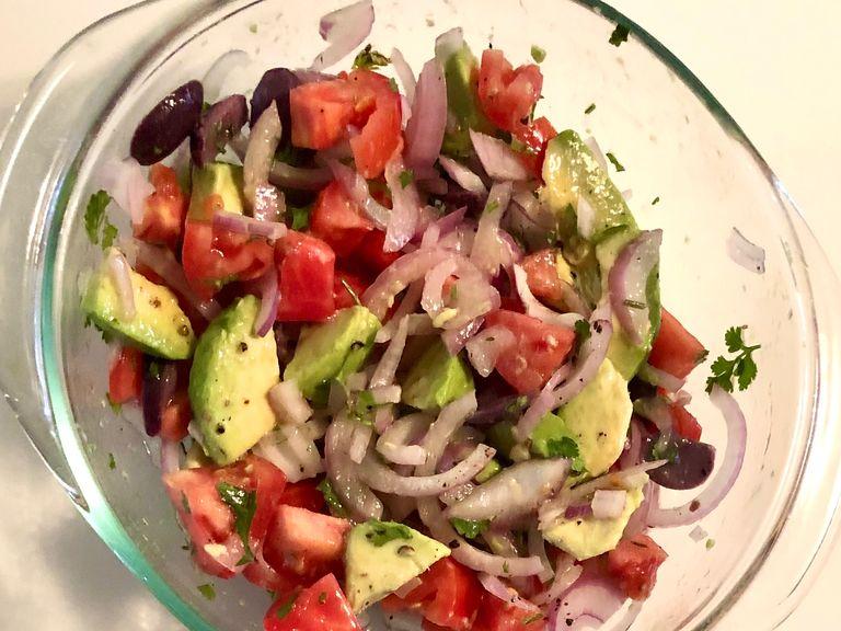 Salad preparation: Chop the onion, tomato, cut the avocado, cut cilantro, cut the olives into thin stripes and mix all of this in a bowl. Season with salt, pepper, lemon and olive oil (optional)