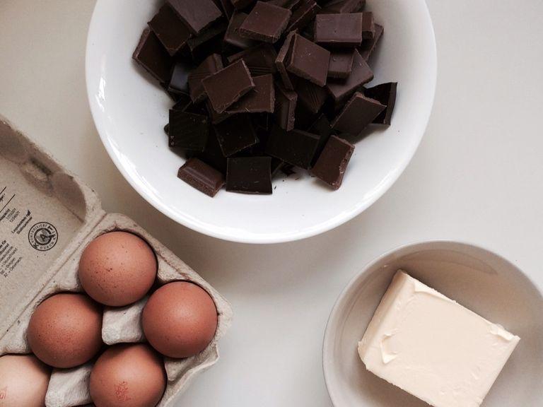 Roughly chop chocolate. Combine flour and baking powder. Grease springform pan and dust with flour. Preheat oven to 150°C/300°F (convection).