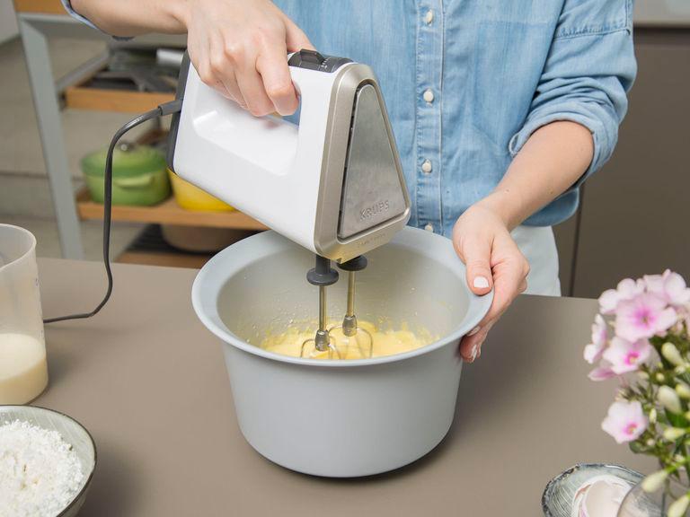 Einen Teil der Butter und einen Teil des Zuckers in einer Rührschüssel schaumig schlagen, bis die Masse heller wird. Eier einzeln unterrühren. Einen Teil des Vanilleextrakts und einen Teil des Rosenwassers dazugeben.