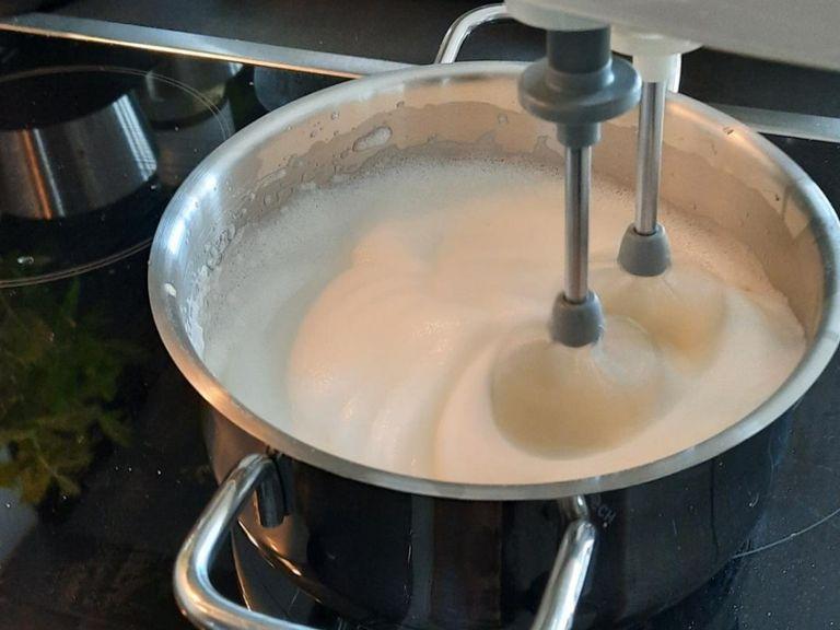 Eiweiß mit dem Salz steif aufschlagen. Sobald die Eimasse sehr steif ist, 50g Zucker einrieseln lassen und die Mischung schlagen bis der Zucker sich aufgelöst hat.