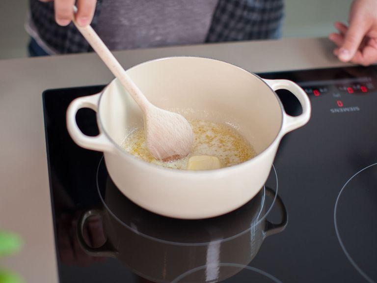 Backofen auf 180°C vorheizen. Butter bei mittlerer Hitze in einem großen Topf schmelzen lassen und beiseitestellen.