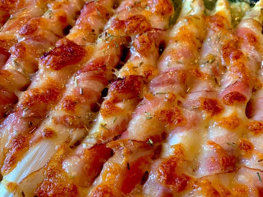 Gratinierter Spargel in Bacon
