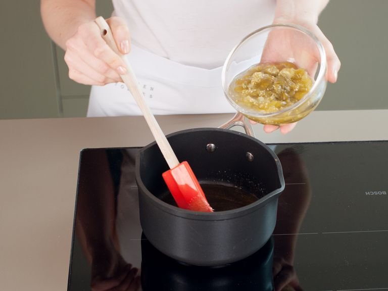 Tomatillos schälen und in kleine bis mittelgroße Stücke schneiden. Restlichen Zucker in einem kleinen Topf bei mittlerer Hitze karamellisieren, Tomatillos hinzugeben und sorgfältig vermengen. Hitze reduzieren und ca. 10 – 15 Min. einkochen lassen, bis das Kompott eingedickt ist. Zum Abkühlen beiseitestellen und anschließend in einen Spritzbeutel geben.