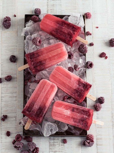 Gin and tonic popsicles with raspberries