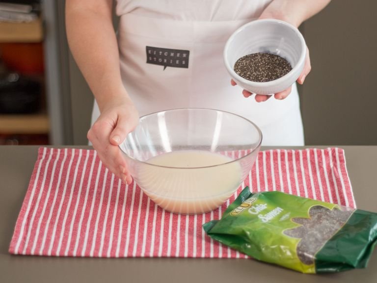 Reismilch in eine große Schüssel geben. Vanilleschoten und Zimtstange entfernen. Chia-Samen hinzugeben und ca. 15 – 20 Min. aufquellen lassen.
