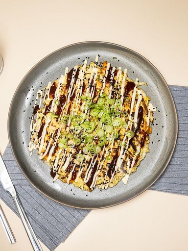 Okonomiyaki (herzhafter japanischer Pfannkuchen mit Chinakohl)