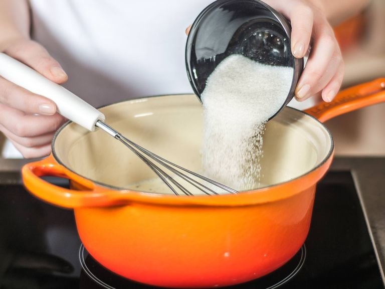 Backofen auf 120°C vorheizen. Sahne mit einem Teil Zucker und dem Mark einer Vanilleschote erwärmen (nicht kochen!), bis sich der Zucker vollständig aufgelöst hat.