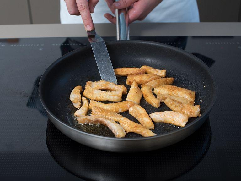 Fischfilet in ca. 5 cm dicke Stückchen schneiden. Mehl, Cayennepfeffer, gemahlenen Ingwer und Koriander in eine kleine Schüssel geben und vermengen. Filetstückchen in der Mischung wälzen, bis sie rundum bedeckt sind. Öl in einer Pfanne erhitzen und die Fischfilet-Stückchen von allen Seiten ca. 2 - 3 Min. knusprig braten. Aus der Pfanne nehmen und auf einem Teller mit Küchenpapier abtropfen lassen.