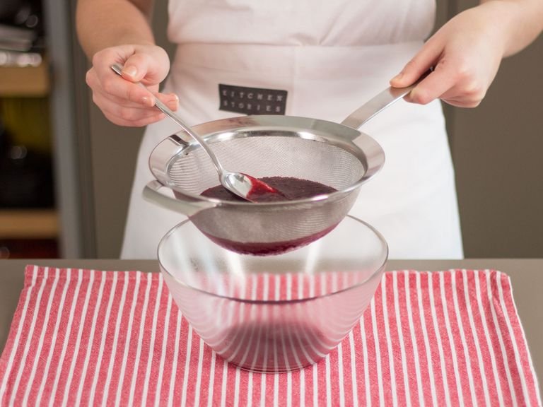 Gefrorene Erdbeeren und Zitronensaft in einen kleinen Topf geben. Aufkochen und bei mittlerer Hitze ca. 5 Min. kochen. Beerensoße pürieren und durch ein Sieb passieren.