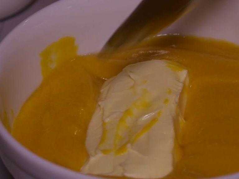 Pass through a sieve orange curd and add butter. When the orange curd has cooled, fill the pastry bag with it