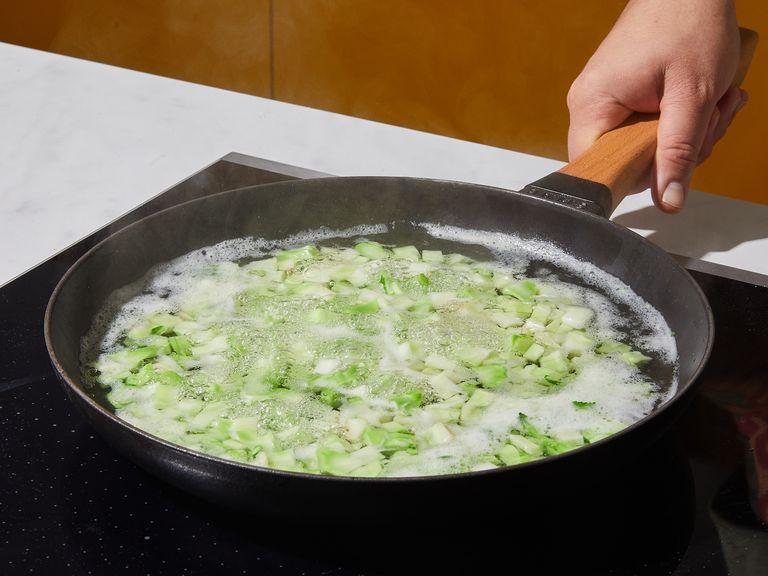 Add some water (about 2 – 3 cm/1 in. deep) to a large frying pan and bring to a boil. Season with salt, add broccoli, cover, and let steam for approx. 2 min., or until just fork-tender. Drain well.
