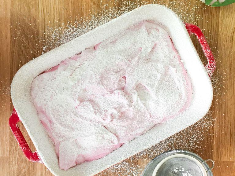 Sift some powdered sugar and starch into a baking dish. Pour in the marshmallow and smooth the top. Sift again with the remaining powdered sugar and starch. Let rest for approx. 4 hr. Cut into bite-size pieces and enjoy!