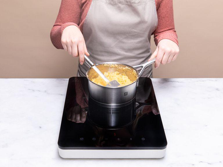 Ofen auf 175°C vorheizen. Äpfel und Karotten schälen und in zwei unterschiedliche Schüsseln raspeln. Äpfel in einen Topf geben und ca. 5 Min. köcheln lassen.