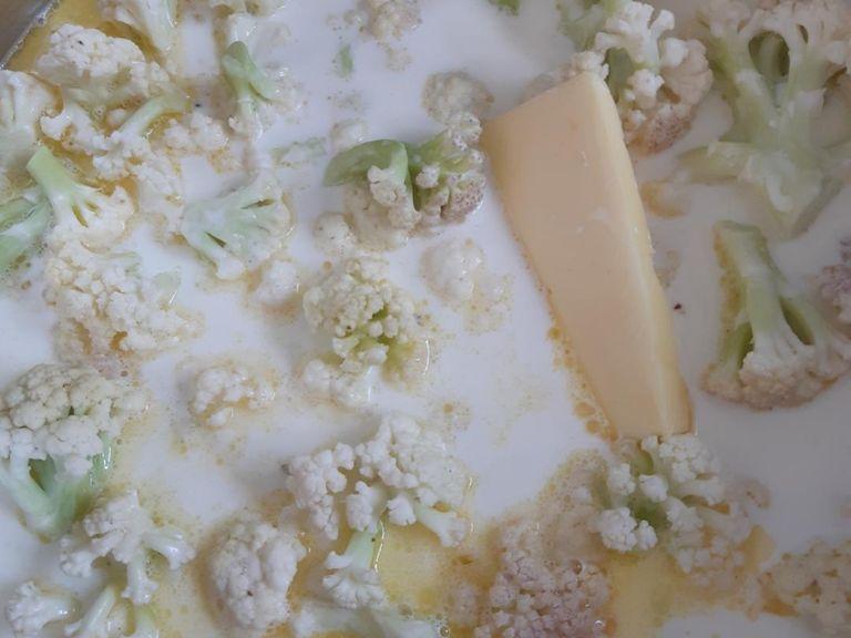 Milch, Sahne und ca. 50g Butter erhitzen. Darin werden die Karfiolröschen weichegkocht (ca. 15 Minuten).