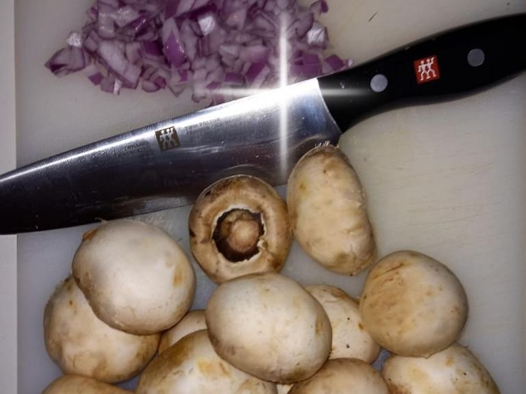 Cut the fresh mushrooms into pieces. Dice the shallot. Place the dried mushrooms in warm water and let soak.