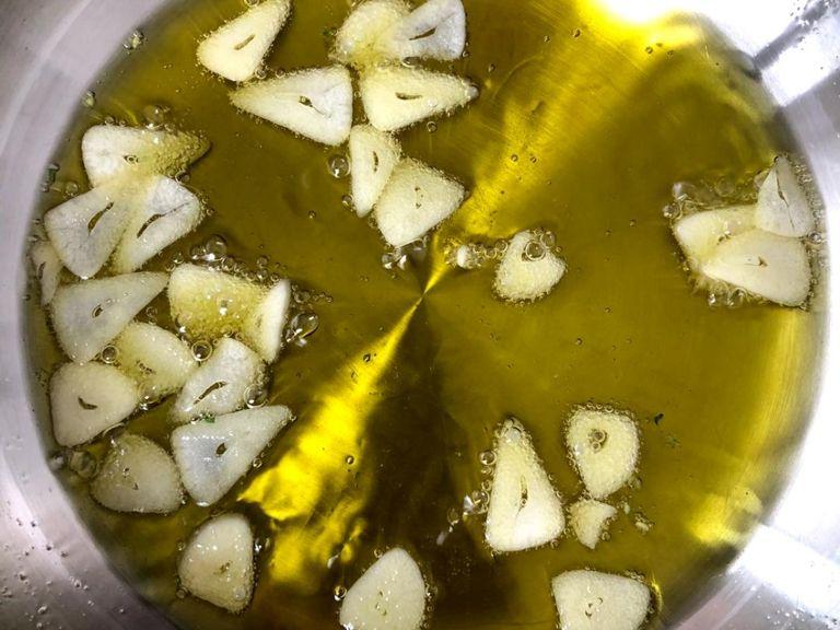 in eine kleine Pfanne 120 ml Olivenöl füllen und die Knoblauchscheiben dazugeben. Nun das Öl langsam erhitzen auf eine mittlere Stufe. Wenn das Öl heiß ist und der Knoblauch darin geröstet, dann die Petersilie, Zitronenabrieb und Salz dazugeben. (Vorsicht, es sprizt ein wenig.) Sofort danach die Pfanne vom Herd nehmen, denn die Gremolata ist fertig.