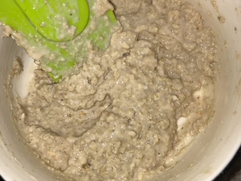 Mix the oats with the wet ingredients until they are a homogeneous batter.