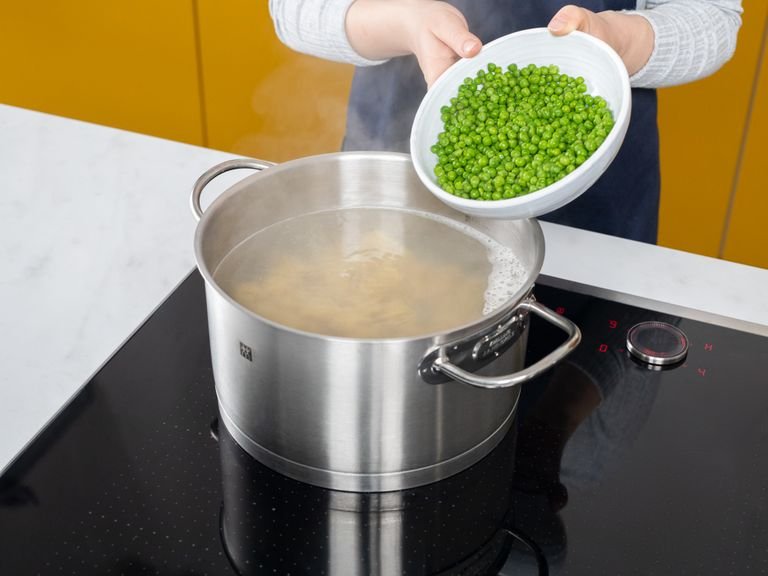 Pasta in einem Topf mit kochendem Salzwasser nach Packungsanleitung garen. Ca. 2 Min. vor der angegebenen Kochzeit tiefgefrorene Erbsen dazugeben und gemeinsam garen. Anschließend beides in einem Sieb abgießen.