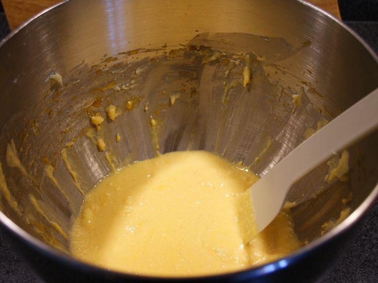 Für den Teig, die Kartoffeln schälen und weich kochen. Währenddessen die Butter schaumig rühren. Danach 3 Eigelb hinzufügen und untermischen. Die Kartoffeln passieren und zusammen mit der Sahne, Muskatnuss und Salz unter die Buttermischung rühren.