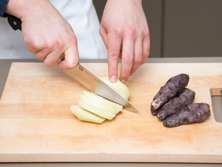 Kartoffeln und Kohlrabi schälen und in kleine Stücke schneiden. In kochendem Salzwasser für ca. 15 Min. kochen, bis das Gemüse weich ist.