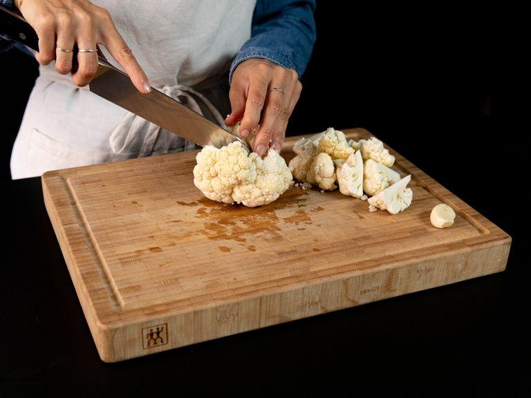 Preheat the oven to 200°C/400°F. Cut cauliflower into florets. Drain capers. Peel and thinly slice garlic.