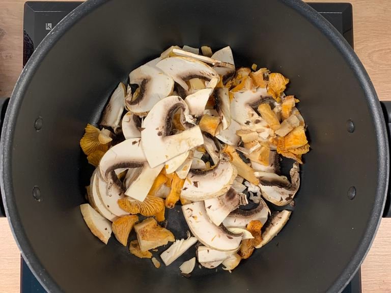 Cut the fresh mushrooms into slices and brown them. Douse them with the lemon juice. If you use dried mushrooms, some them in hot water. 