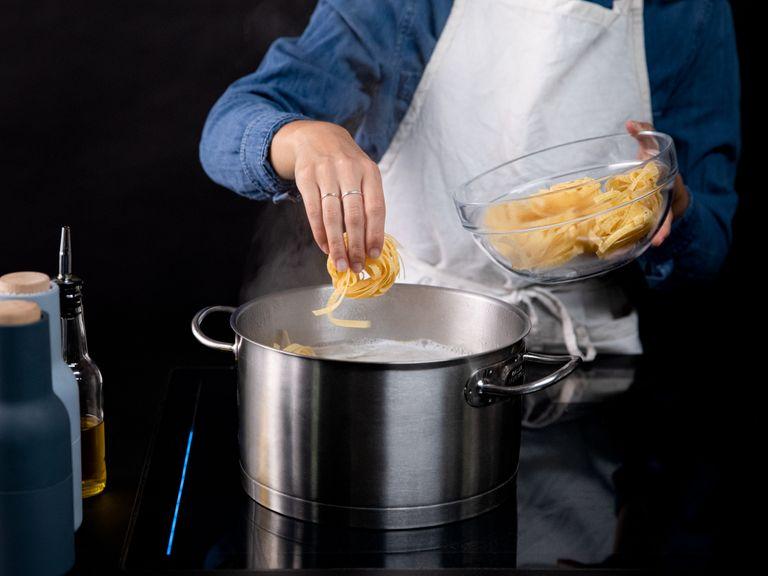 Wasser in einem großen Topf zum Kochen bringen und salzen. Tagliatelle nach Packungsanleitung kochen. Vor dem Abgießen etwas  Kochwasser abschöpfen und beiseitestellen.
