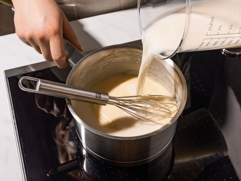 Für die Béchamelsoße die Butter in einem kleinen Topf schmelzen, Mehl hinzufügen und ca. 1-2 Min. verrühren. Nun etwas Mandelmilch einrühren, bis eine sämige Masse entsteht. Nach und nach den Rest der Milch einrühren. Einmal aufkochen lassen, bis die Soße andickt und dann mit Salz und Muskatnuss abschmecken.