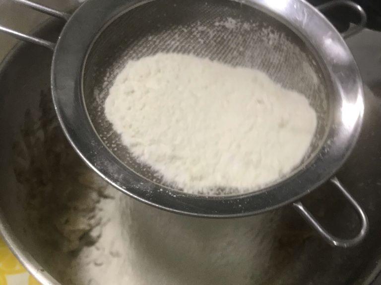 Shift the plain flour with backing powder and mix ( fold ) with spoon until comes all together