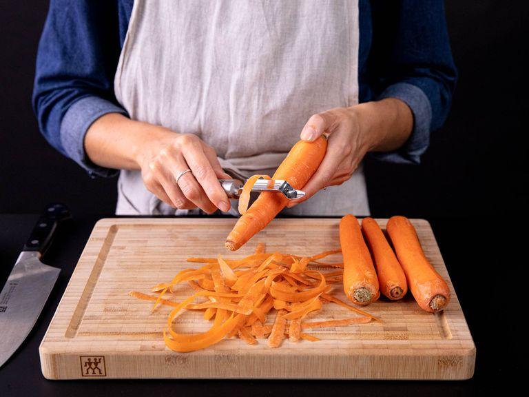 Backofen auf 230°C vorheizen. Karotten schälen. Fenchel in dicke Spalten schneiden, dabei das Fenchelgrün als Deko aufbewahren. Rote Zwiebeln schälen und in grobe Spalten schneiden.