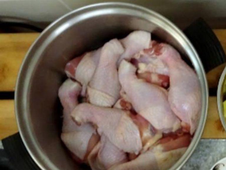 Wash the chicken drumsticks with salt until cleaned, Dry it and marinade with salt for about 30 minutes.