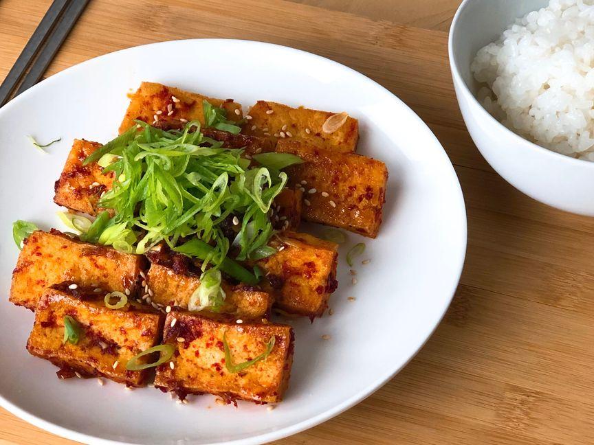 Geschmorter Tofu in scharf-süßer Soße (두부조림)